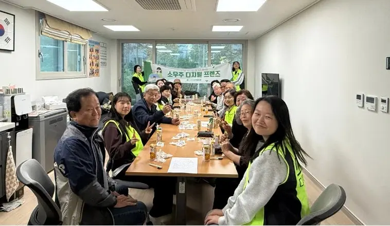 소우주 디지털 프렌즈 대학생 봉사단과 노인 수강생들의 교육 현장